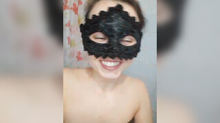 Gemaskerde rijpe amateurvrouw speelt naakt in badkuip