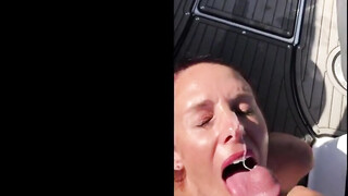 Mooie swinger amateur MILF houdt van seks met mannen