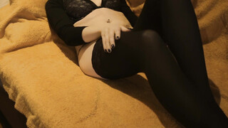 Vrouw vingert haar poesje om het klaar te maken voor de lul